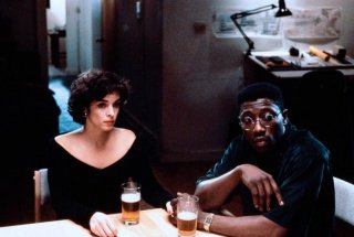 Jungle Fever: Wesley Snipes e Annabella Sciorra in una scena