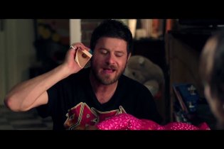 La verità, vi spiego, sull'amore - Clip 'Vuoi diventare il mio tato?'