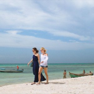 47 metri: Mandy Moore e Claire Holt in un'immagine tratta dal film