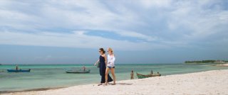 47 metri: Mandy Moore e Claire Holt in un'immagine tratta dal film