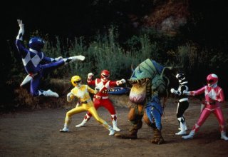 Power Rangers combattono in una scena della serie
