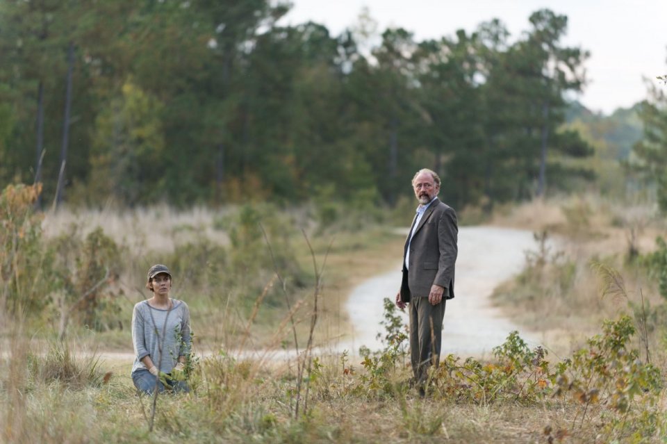 The Walking Dead: Lauren Cohan e Xander Berkeley in una foto dell'episodio Something They Need