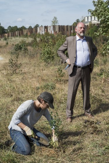 The Walking Dead: Lauren Cohan e Xander Berkeley in Something They Need