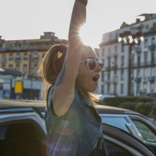 Vieni a vivere a Napoli: Miriam Candurro in una scena del film
