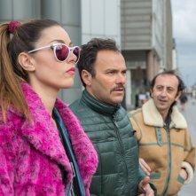 Vieni a vivere a Napoli: Miriam Candurro, Massimiliano Gallo e Giovanni Esposito in una scena del film