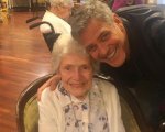 George Clooney: fiori e visita a sorpresa per una vecchietta in casa di riposo