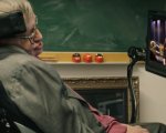 Liam Neeson, Anna Kendrick e Gordon Ramsay: ecco le nuovi voci di Stephen Hawking! (VIDEO)