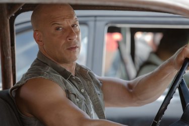 Fast & Furious 8: Vin Diesel al volante di una macchina in una scena del film