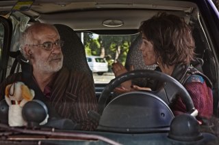 Lasciati andare: Toni Servillo e Veronica Echegui in una scena del film