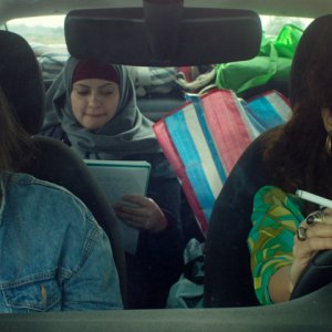 Libere, disobbedienti, innamorate - In Between: un'immagine del film con le protagoniste in macchina