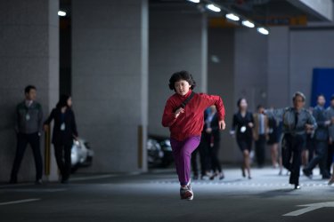 Okja: Ahn Seo-hyun corre tra la folla