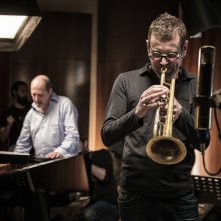 Piani paralleli: Giovanni Mazzarino e Fabrizio Bosso in un momento del documentario