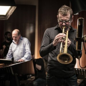 Piani paralleli: Giovanni Mazzarino e Fabrizio Bosso in un momento del documentario