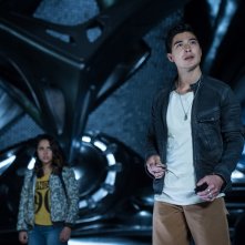 Power Rangers: Becky G. e Ludi Lin in una scena del film