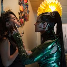 Power Rangers: tensione alle stelle tra Elizabeth Banks e Becky G.
