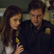 Boston - Caccia all'uomo: Mark Wahlberg e Michelle Monaghan in un momento del film
