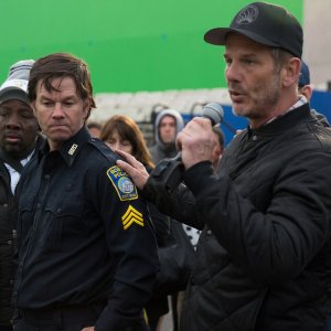 Boston - Caccia all'uomo: Mark Wahlberg e Peter Berg in una scena del film