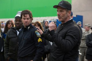 Boston - Caccia all'uomo: Mark Wahlberg e Peter Berg in una scena del film