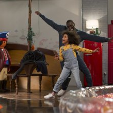 Famiglia all'improvviso - Istruzioni non incluse: Omar Sy e Gloria Colston ballano in una scena del film