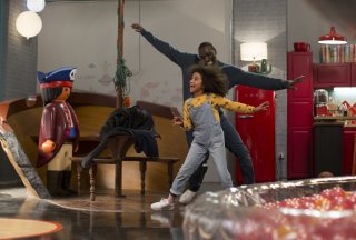 Famiglia all'improvviso - Istruzioni non incluse: Omar Sy e Gloria Colston ballano in una scena del film