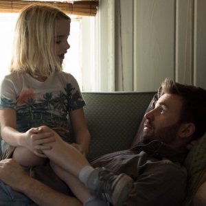 Gifted - Il dono del talento: Mckenna Grace e Chris Evans in una scena del film