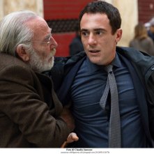 La tenerezza: Renato Carpentieri ed Elio Germano in una scena del film