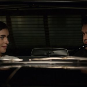 L'eccezione alla regola: Lily Collins e Alden Ehrenreich in una scena del film