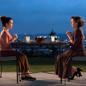 L'eccezione alla regola: Lily Collins e Annette Bening in una scena del film