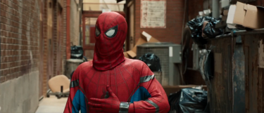 Spider-Man: Homecoming, la vestizione nel vicolo nel nuovo trailer del film