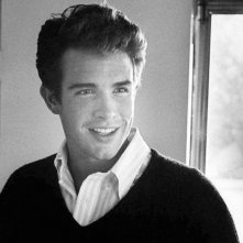 Una foto che ritrae un giovane Warren Beatty sorridente