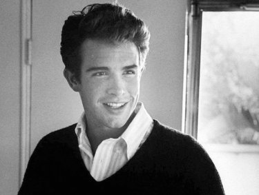 Una foto che ritrae un giovane Warren Beatty sorridente
