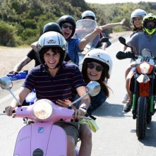The Startup - Accendi il tuo futuro: Andrea Arcangeli in motorino con gli amici in una scena del film