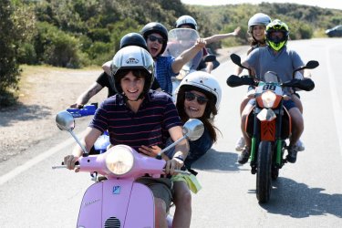 The Startup - Accendi il tuo futuro: Andrea Arcangeli in motorino con gli amici in una scena del film