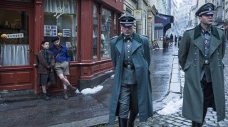 Un sacchetto di biglie: Dorian Le Clech e Batyste Fleurial guardano due nazisti in una scena del film