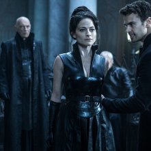 Underworld - Blood Wars: Lara Pulver e Theo James in una scena del