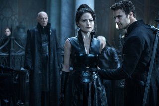 Underworld - Blood Wars: Lara Pulver e Theo James in una scena del