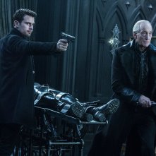 Underworld - Blood Wars: James Faulkner e Theo James in una scena del film