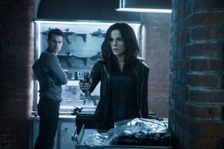 Underworld - Blood Wars: Kate Beckinsale e Theo James in una scena del film