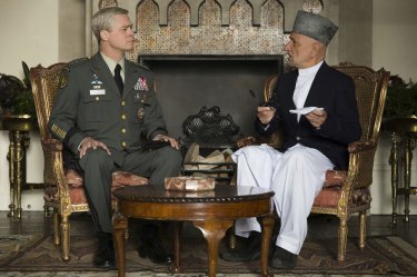 War Machine: Brad Pitt e Ben Kingsley in una foto del film