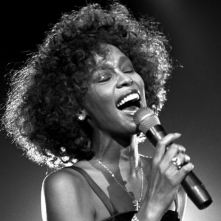 Whitney: un'immagine che ritrae Whitney Houston cantare