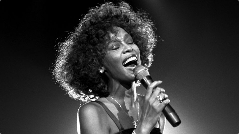 Whitney: un'immagine che ritrae Whitney Houston cantare