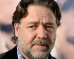 Russell Crowe zittisce con un tweet chi lo accusa di essere grasso
