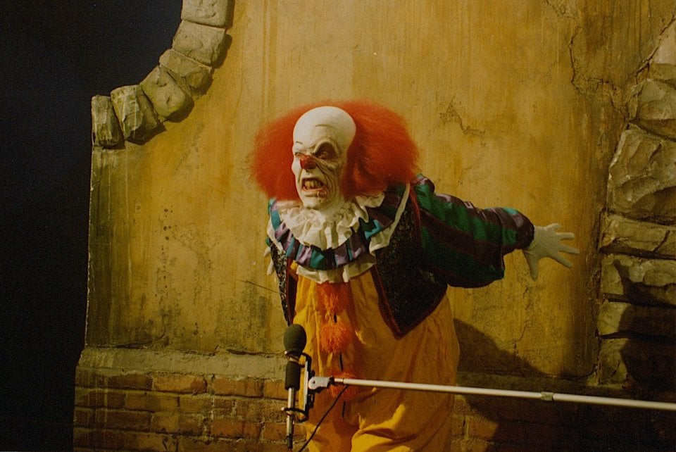 Tim Curry sul set di It