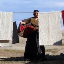 L'accabadora: Donatella Finocchiaro ritira i panni in una scena del film