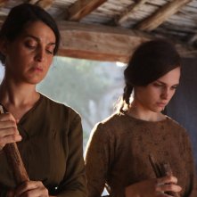 L'accabadora: Donatella Finocchiaro e Sara Serraiocco in una scena del film