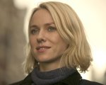 Naomi Watts paparazzata in metro si 'vendica' di una fan