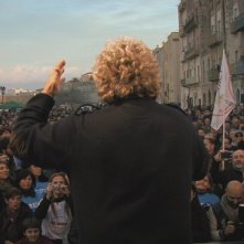 Tutti a casa - Inside Movimento 5 Stelle: Beppe Grillo di spalle durante un comizio in un'immagine del documentario