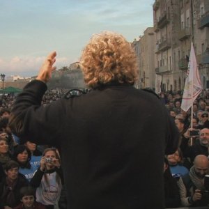 Tutti a casa - Inside Movimento 5 Stelle: Beppe Grillo di spalle durante un comizio in un'immagine del documentario