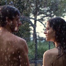 Acqua di marzo: Rossella D'Andrea e Roberto Caccioppoli sotto la pioggia in un momento del film