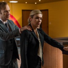 Better Call Saul 3: Bob Odenkirk con Rhea Seehorn nella premiere della nuova stagione